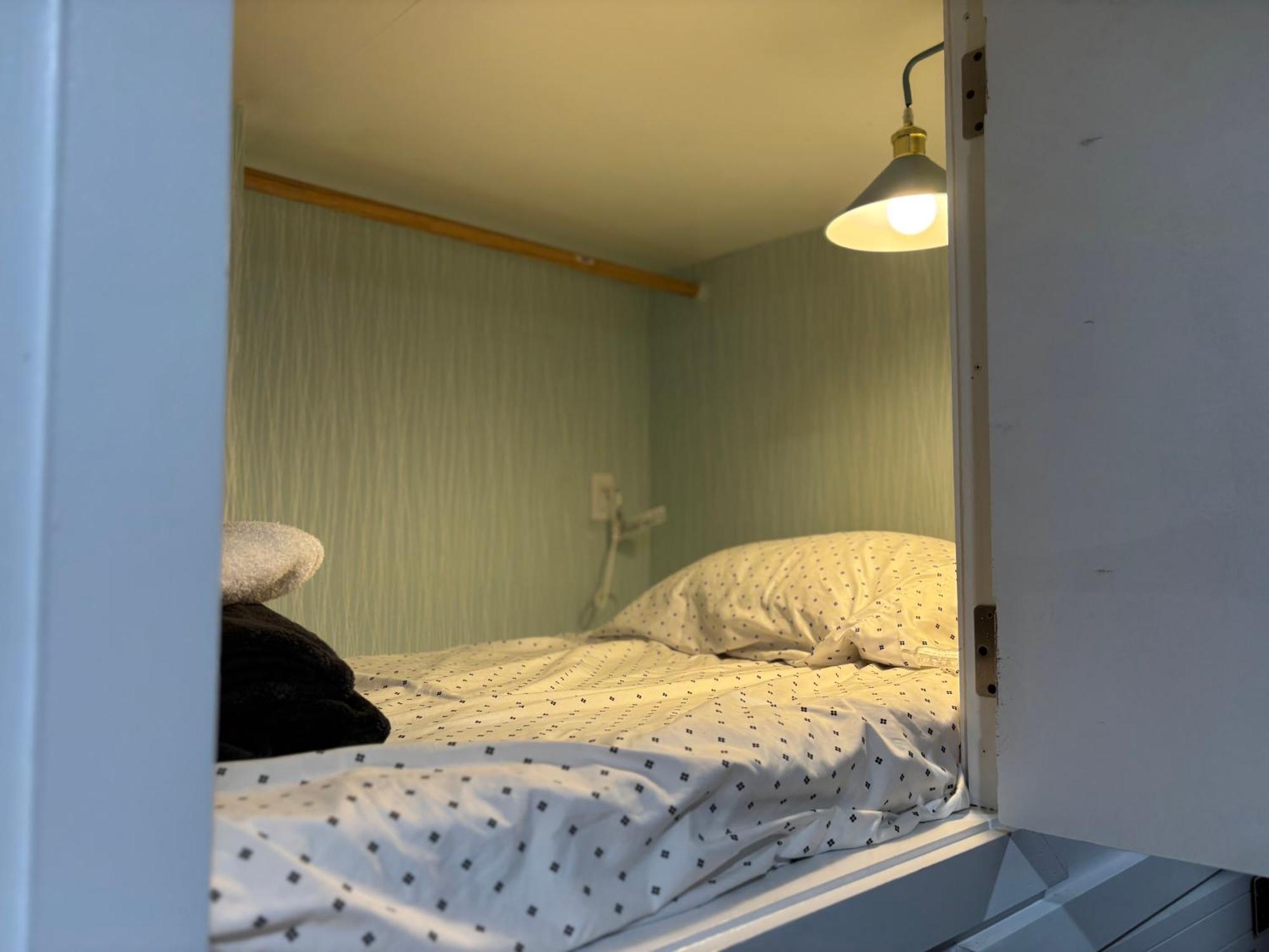 Capsule Hostel Ньюарк Экстерьер фото